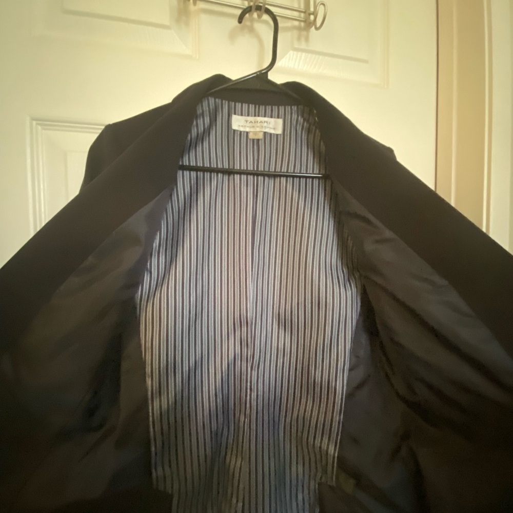 Tahari woman’s blazer - Picture 3 of 3